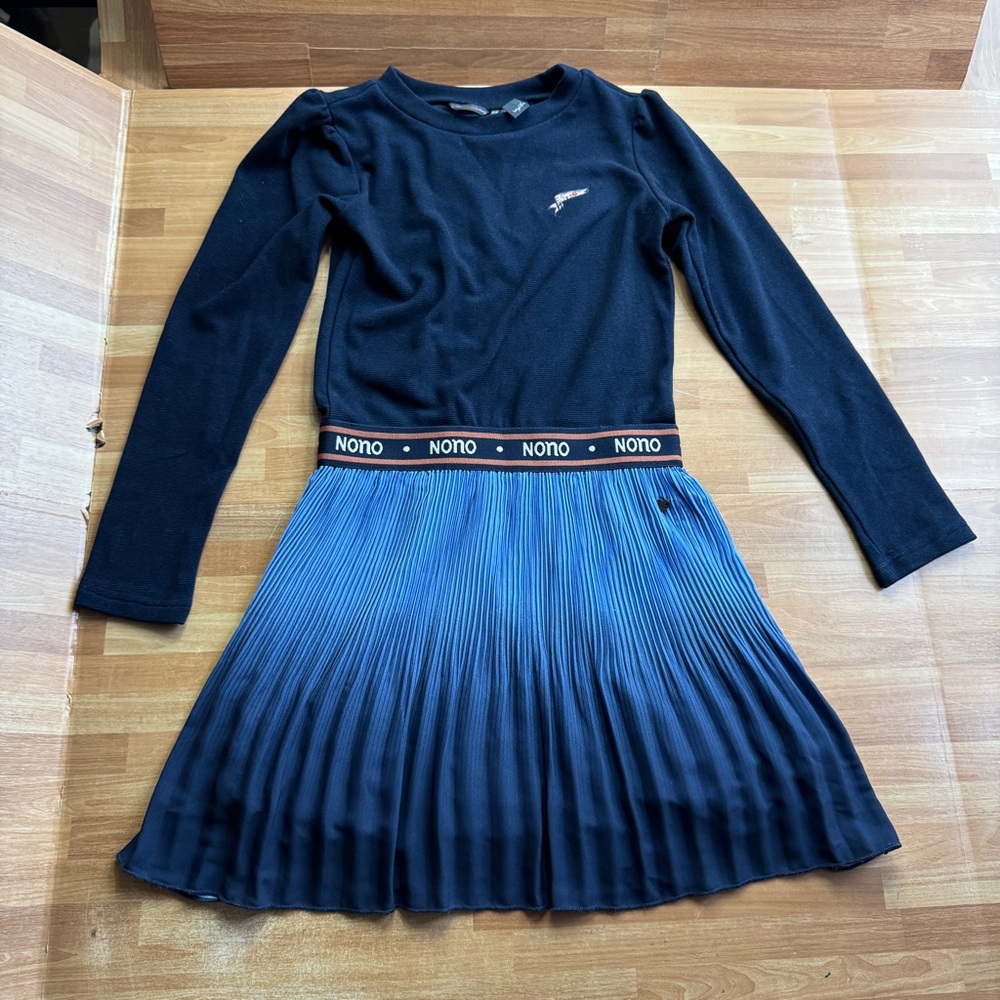 Nono long-sleeved dress with a dark blue top and pleated skirt size 7/8